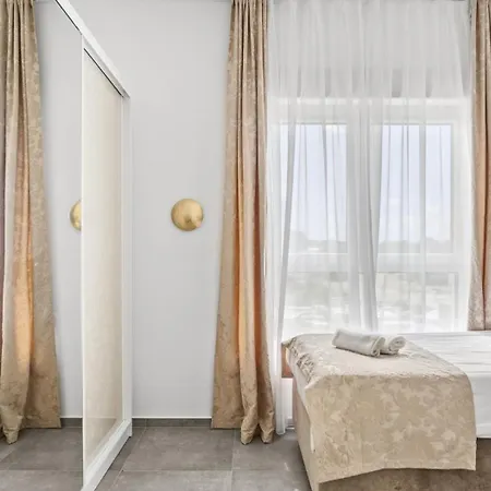 Apartment Dina For 6, Okrug Gornji, Sea View, Pool