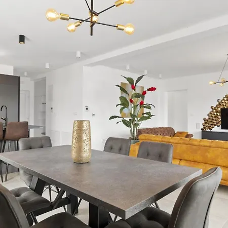 Apartment Dina For 6, Okrug Gornji, Sea View, Pool *