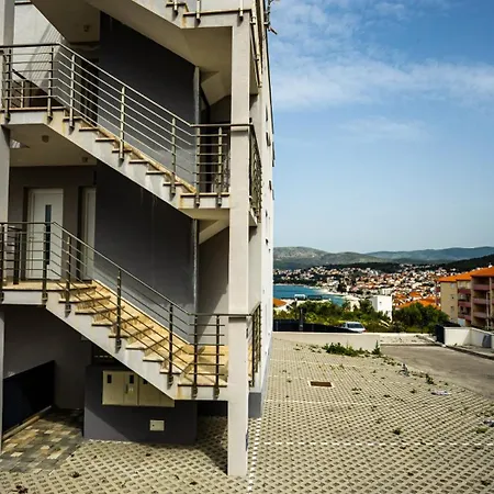 Apartment Dina For 6, Okrug Gornji, Sea View, Pool